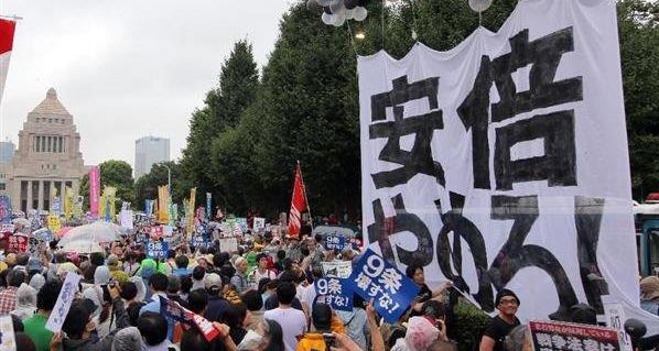 戦争法案反対で全国から12万人が国会を包囲する